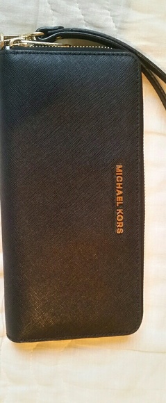 Michael Kors Wallet. PRICED REDUCED.
